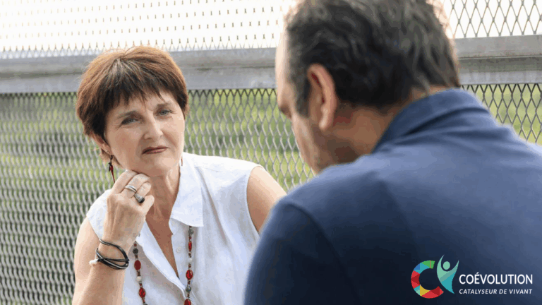Sylvaine Scheffer, de face, Coach Professionnel en plein atelier avec un client masculin de dos