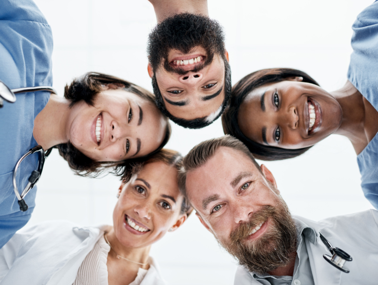 5médecins en cohésion souriants Coevolution