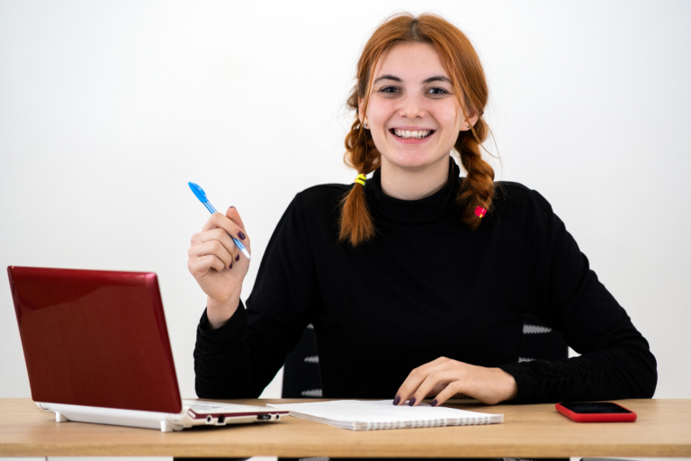 Jeune femme heureuse de préparer sa rentrée au TOP !