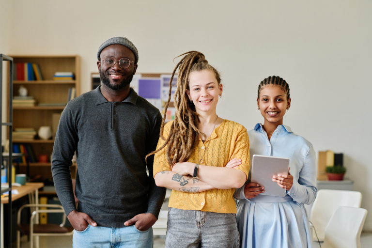 3 étudiants d'ethnies différentes qui ont tous les 3 le sourire après avoir passé leur examen de fin d'année