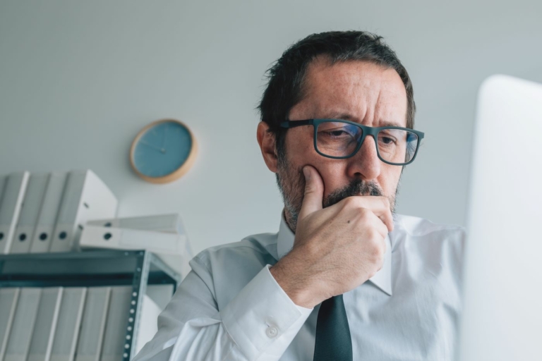 Cadre dirigeant masculin qui à l'air soucieux